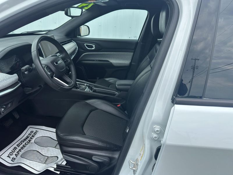 2024 Jeep Compass Latitude photo 2