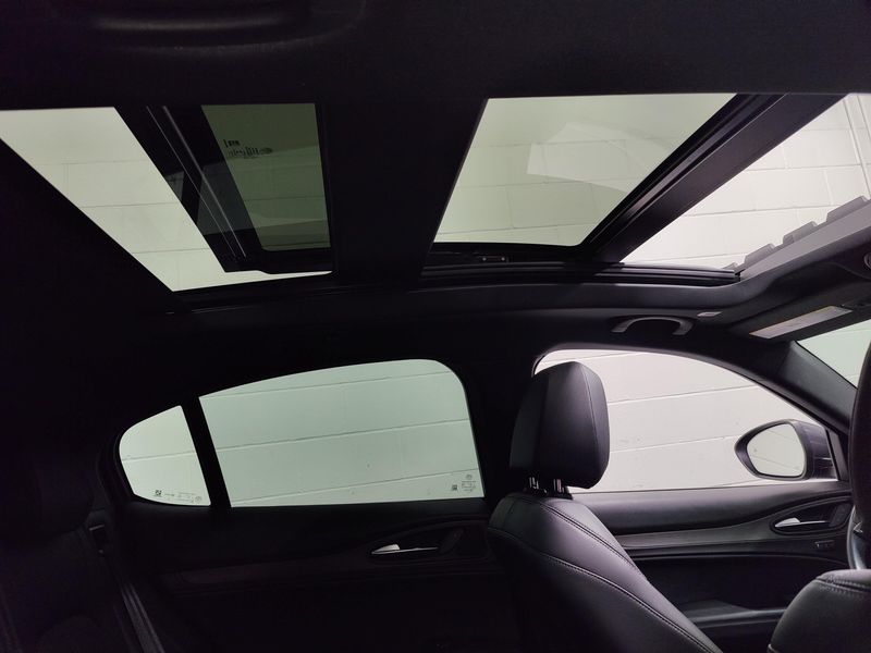Used 2022 Alfa Romeo Stelvio Ti AWD w/Sunroof & NavImage 6