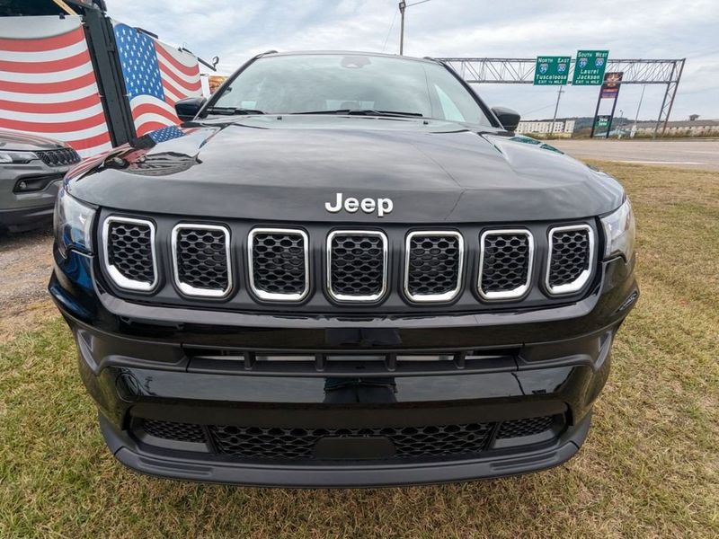 2024 Jeep Compass Latitude 4x4 in a Diamond Black Crystal Pearl Coat exterior color and Blackinterior. Johnson Dodge 601-693-6343 pixelmotiondemo.com 