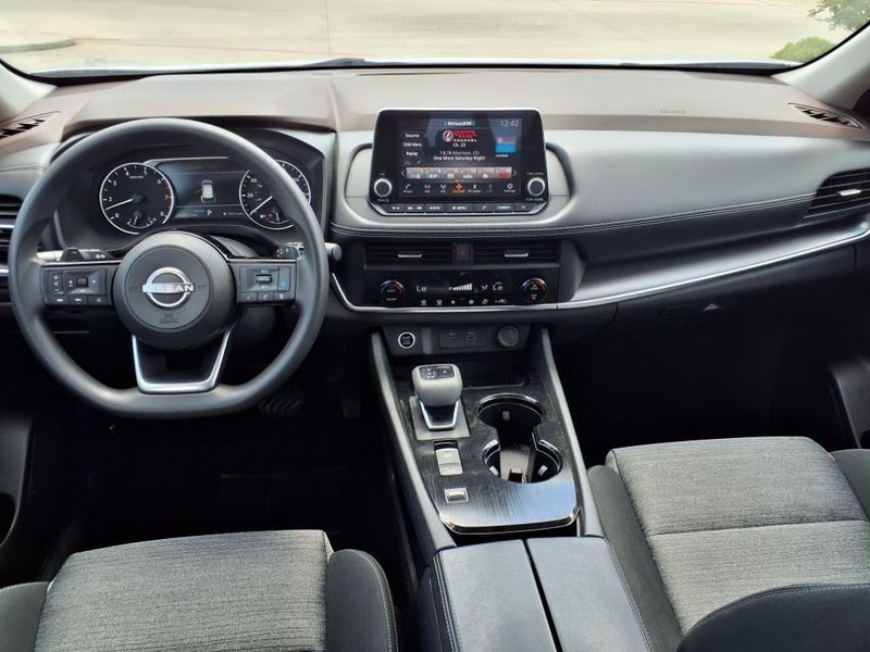 2023 Nissan Rogue SVImage 4