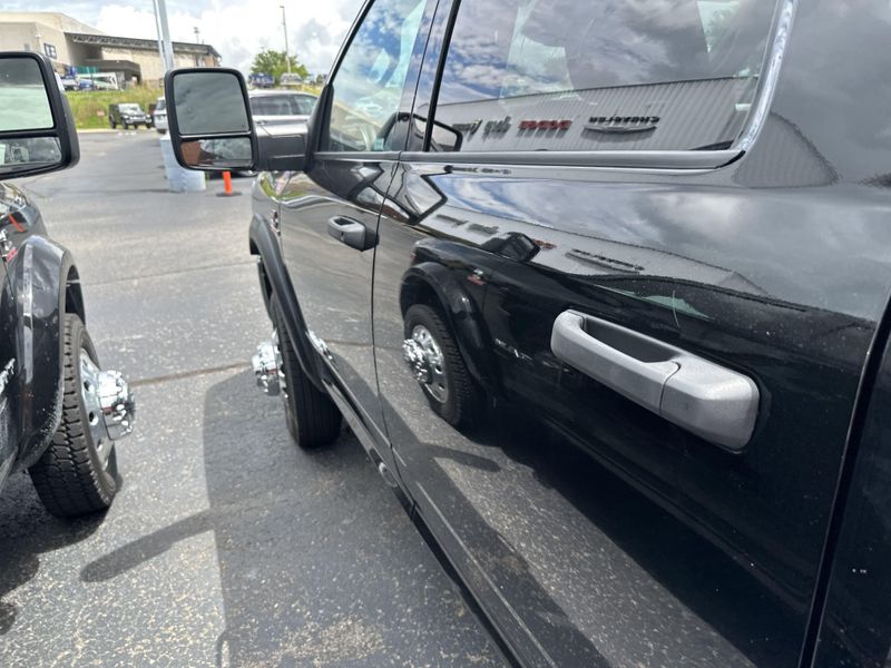 2025 RAM 3500 Tradesman Crew Cab Chassis 4x4 60