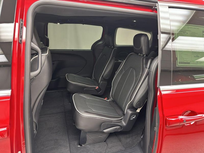 New 2027 Chrysler Pacifica Limited AwdImage 18