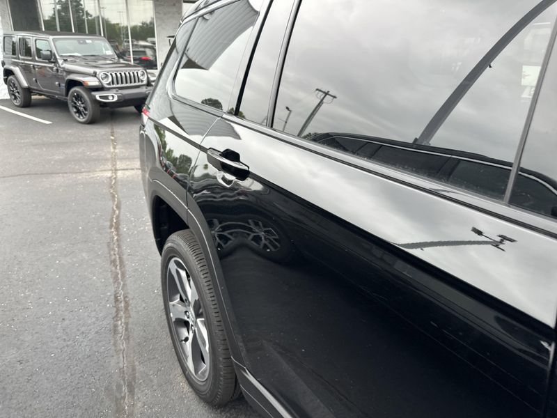 New 2025 Jeep Grand Cherokee L Limited 4x4Image 6