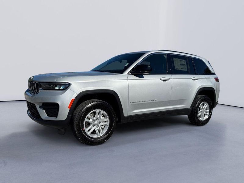 2025 Jeep Grand Cherokee Laredo photo 2