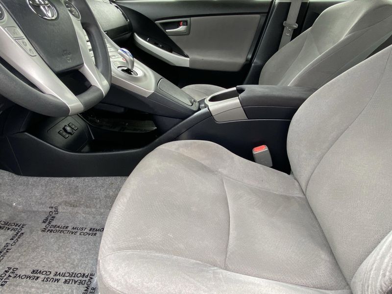 2014 Toyota Prius Plug-In BaseImage 17