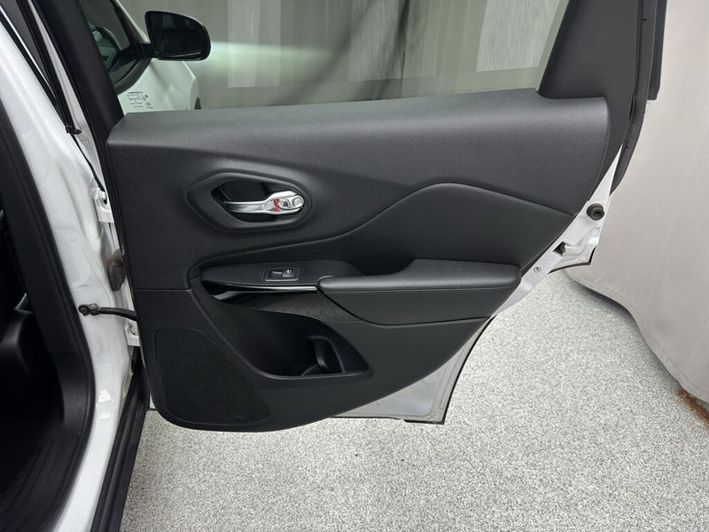 Used 2019 Jeep Cherokee AltitudeImage 15