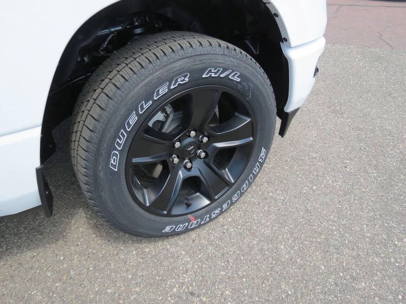 Used 2023 RAM 1500 Big Horn 4x4 4dr Crew Cab 5.6 ft. SB PickupImage 7