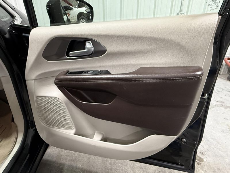Used 2018 Chrysler Pacifica Touring LImage 9