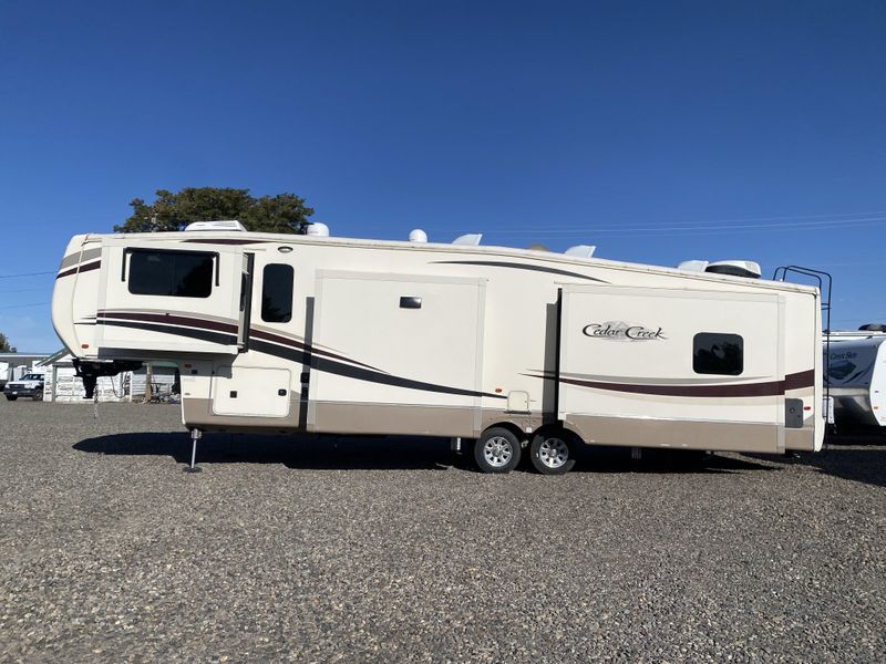 Used 2018 FOREST RIVER CEDAR CREEK 38 FLX Image 6