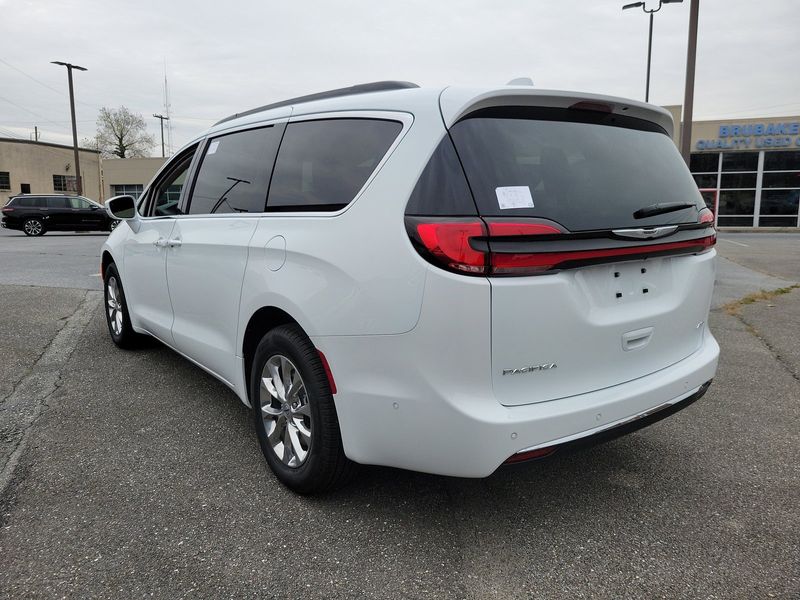 2022 Chrysler Pacifica Touring L AwdImage 4