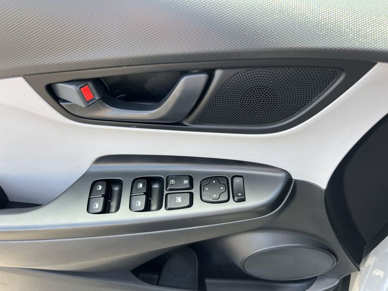 Used 2022 Hyundai Kona SEImage 6