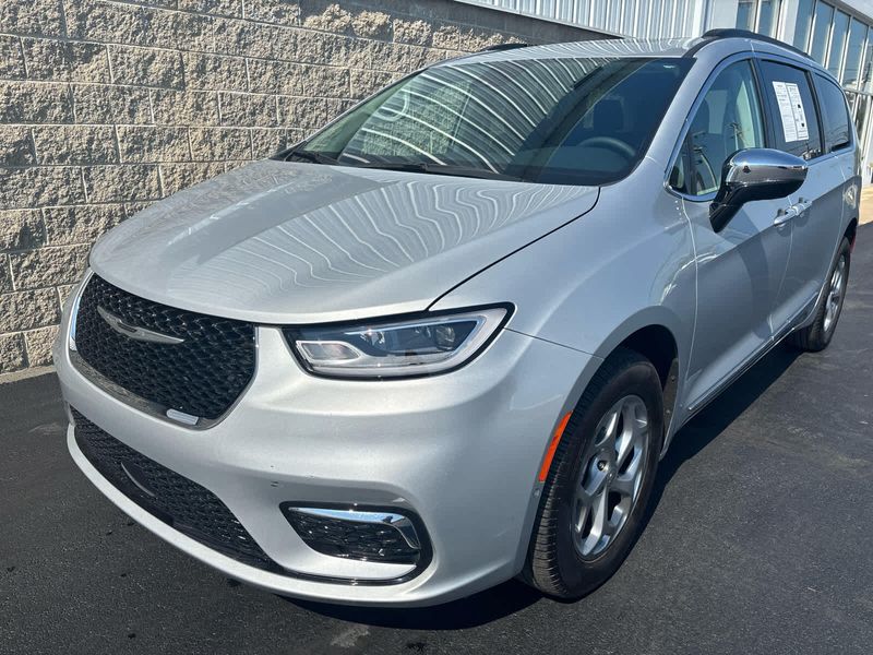 2023 Chrysler Pacifica Limited photo 3