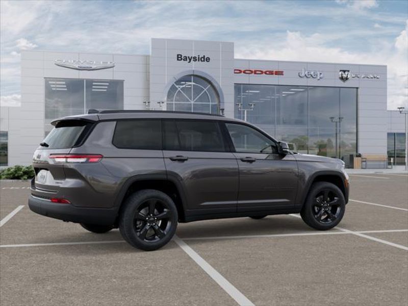 2025 Jeep Grand Cherokee Limited photo 2