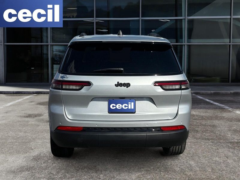 2025 Jeep Grand Cherokee Altitude photo 4