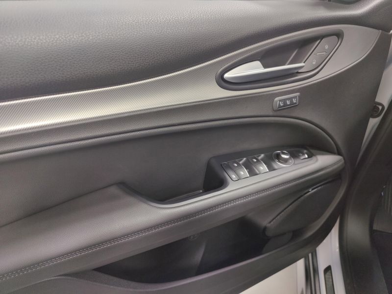 2024 Alfa Romeo Stelvio Ti AWD w/Sunroof/NavImage 30