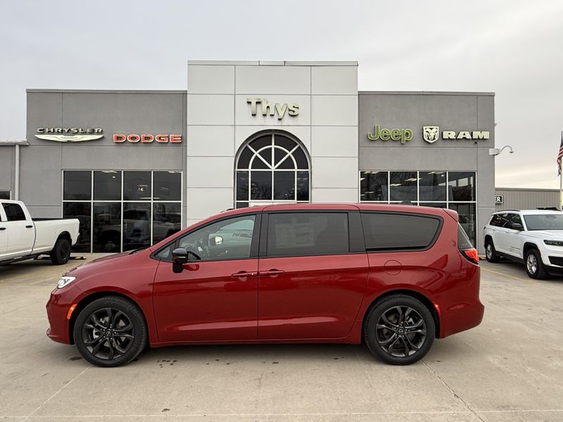 New 2026 Chrysler Pacifica SelectImage 34