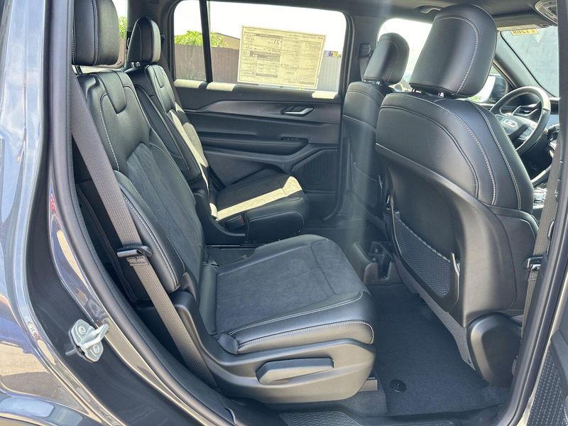 2024 Jeep Grand Cherokee L Altitude XImage 11