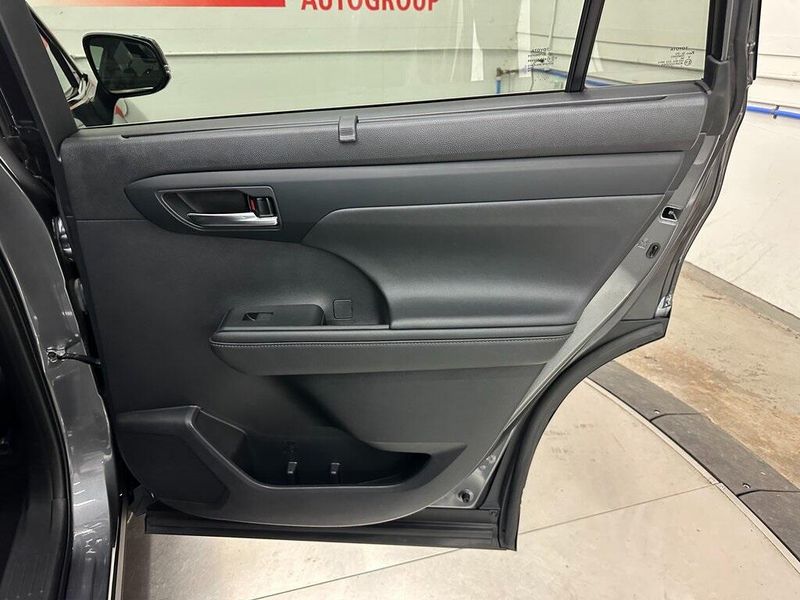 2021 Toyota Highlander XLE photo 27