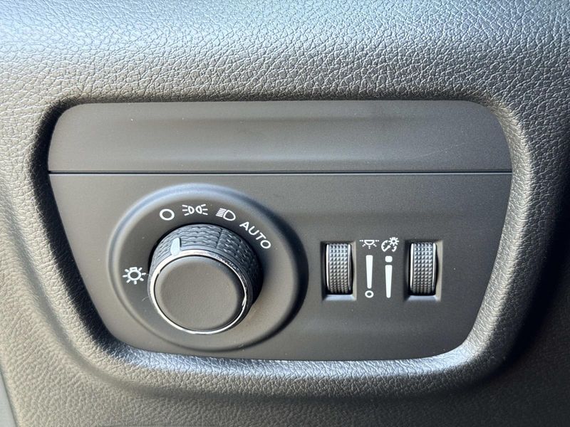 New 2026 Jeep Grand Cherokee Laredo Altitude 4x2