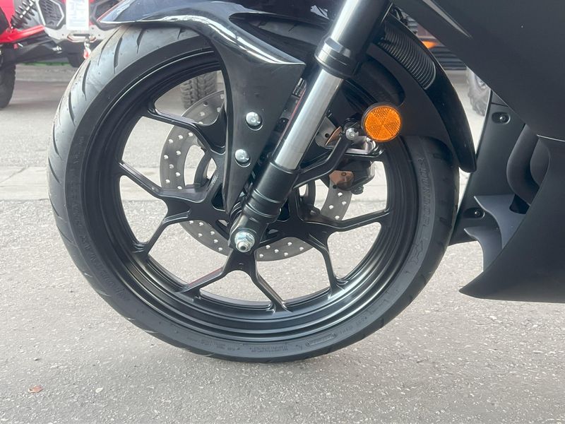 2025 Yamaha YZF-R3 ABS Image 2
