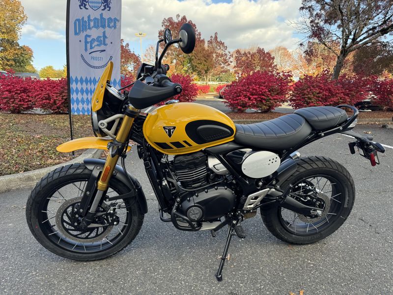 2026 Triumph Scrambler 400 XC - RACING YELLOW 