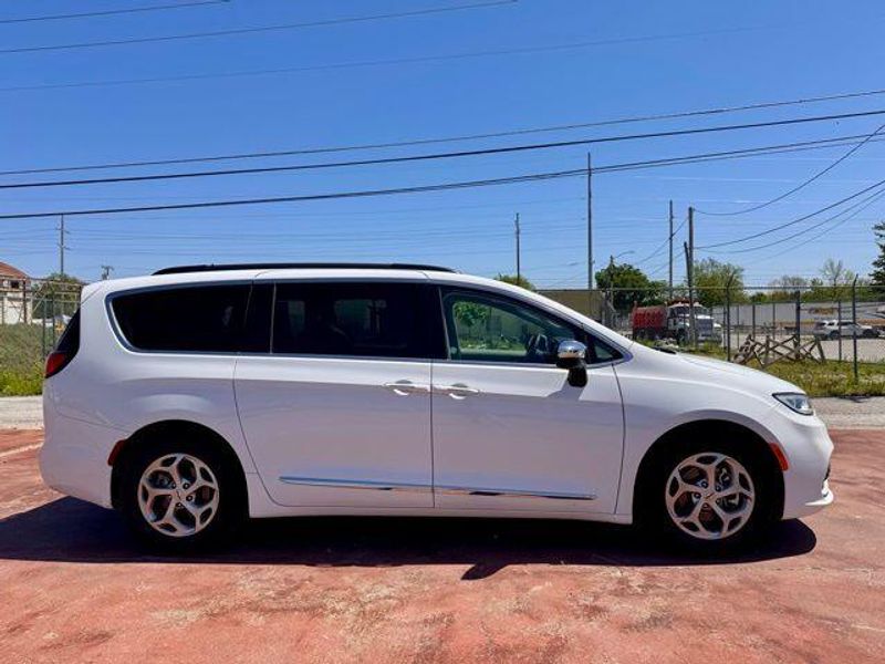 Used 2023 Chrysler Pacifica LimitedImage 4