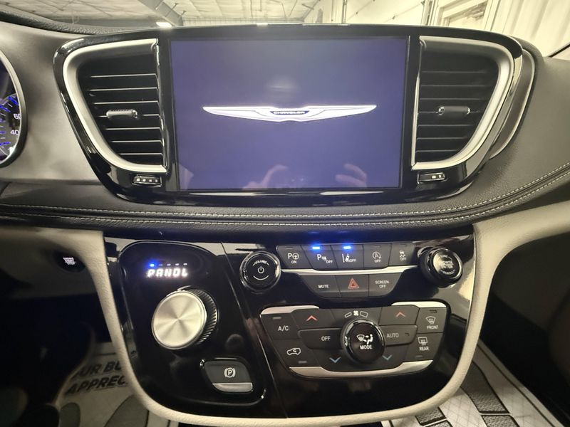 Used 2024 Chrysler Pacifica Touring LImage 25
