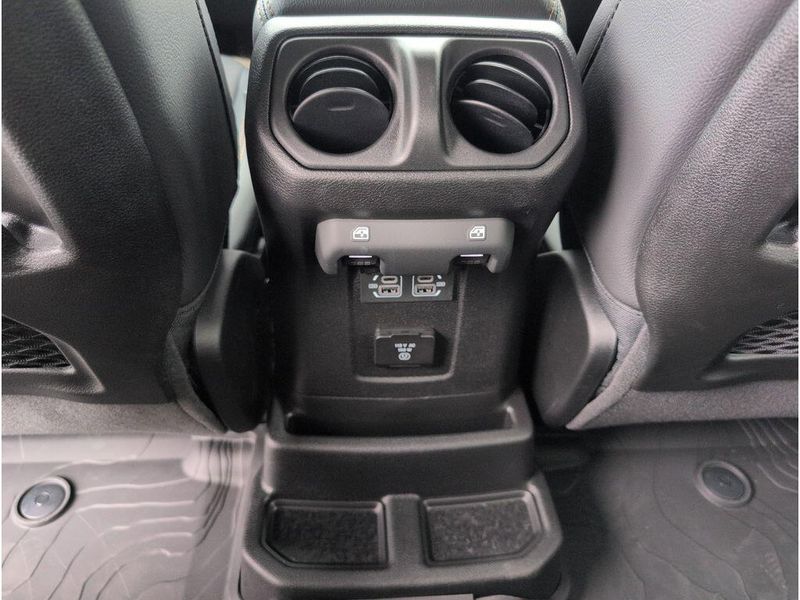 New 2025 Jeep Wrangler 4-door SaharaImage 34