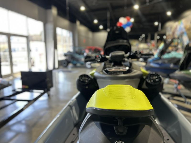 2025 Sea-Doo RXP-X 325 (SOUND SYSTEM) Image 2