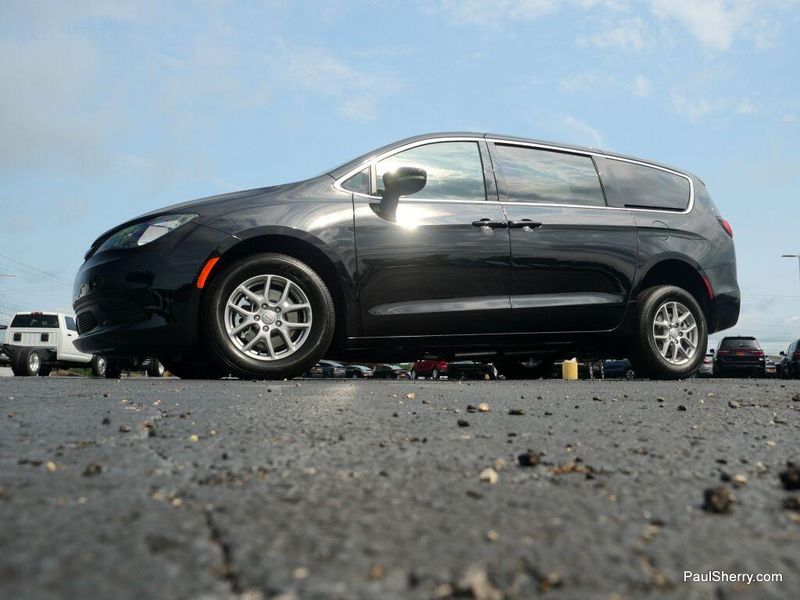 New 2025 Chrysler Voyager LXImage 25