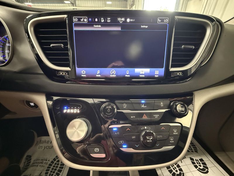 Used 2022 Chrysler Pacifica Touring LImage 29