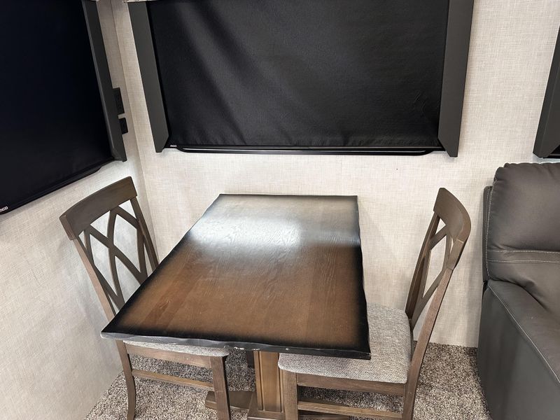 Used 2021 WINNEBAGO VOYAGE 3134RL Image 16