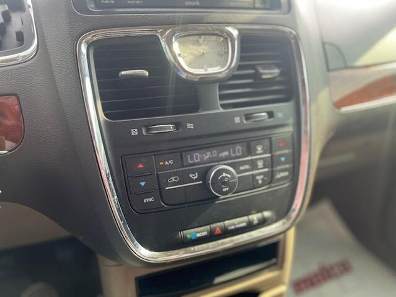 Used 2014 Chrysler Town & Country Image 15
