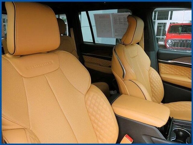 2024 Jeep Grand Cherokee SummitImage 9