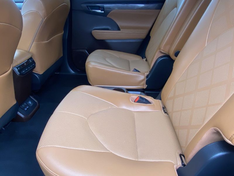2022 Toyota Highlander PlatinumImage 16