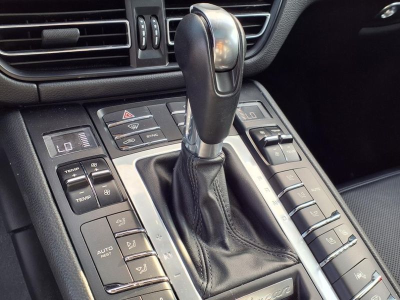 2021 Porsche Macan TurboImage 26