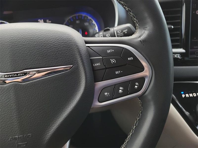 2022 Chrysler Pacifica Touring LImage 13