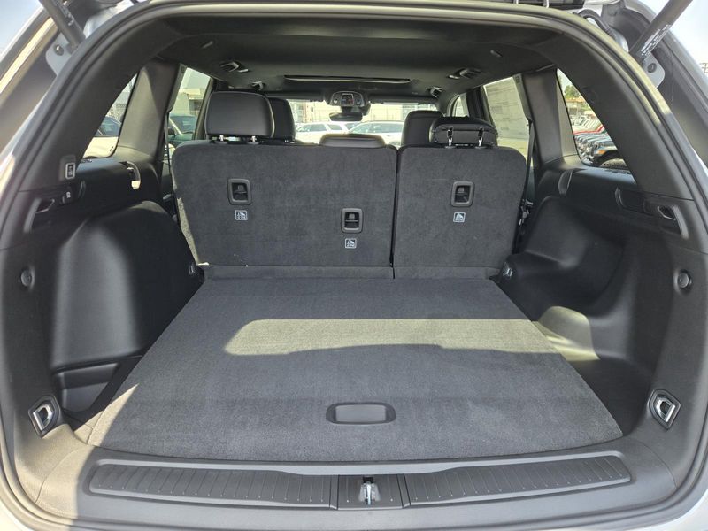 New 2026 Jeep Grand Cherokee Laredo Altitude 4x2