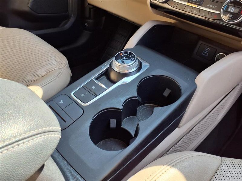 2021 Ford Escape SEL Hybrid photo 9