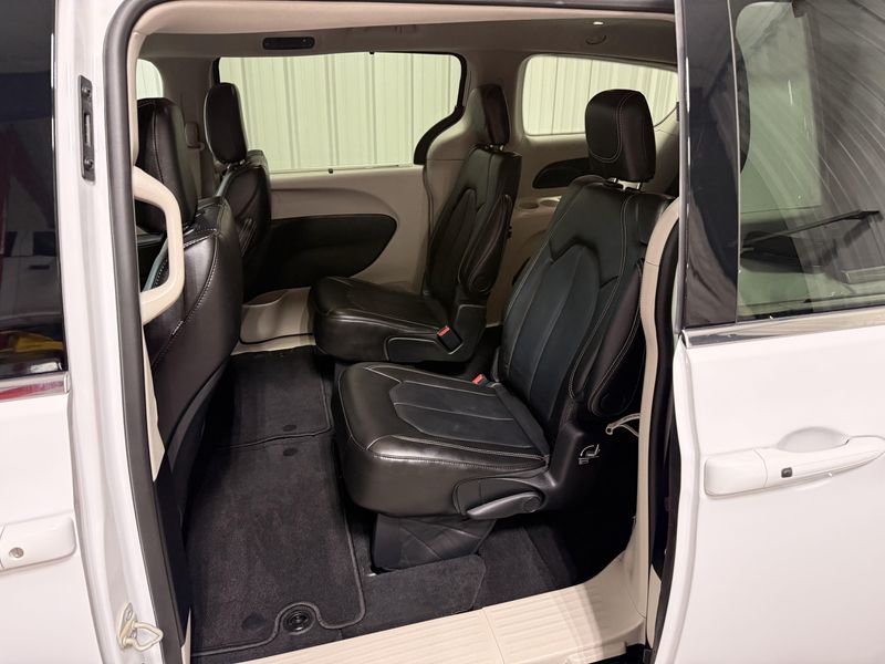 Used 2024 Chrysler Pacifica Touring LImage 16