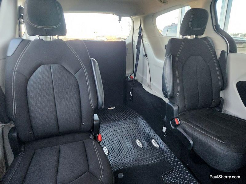 2022 Chrysler Voyager LXImage 39