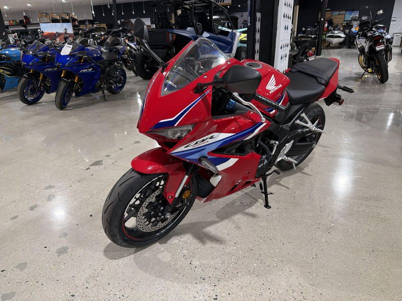 New 2026 Honda CBR650R E-CLUTCH Image 13