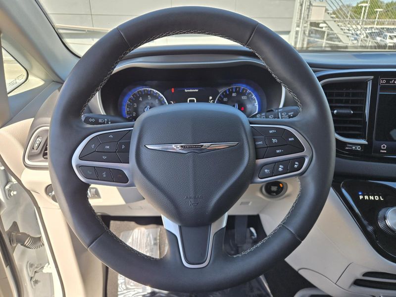 Used 2023 Chrysler Pacifica Touring L FWD