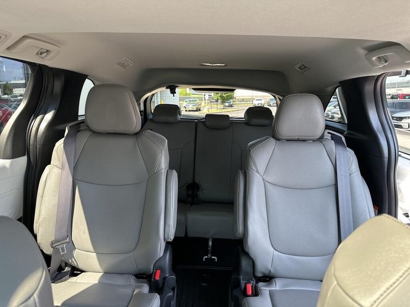 2025 Toyota Sienna XLEImage 24