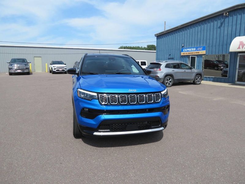Used 2025 Jeep Compass Limited 4x4 4dr SUVImage 3