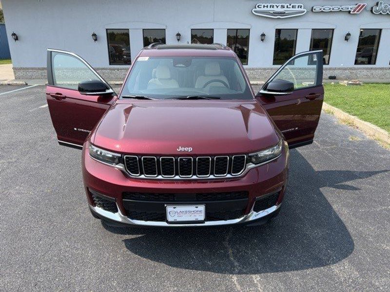 2023 Jeep Grand Cherokee L Limited 4x4Image 10