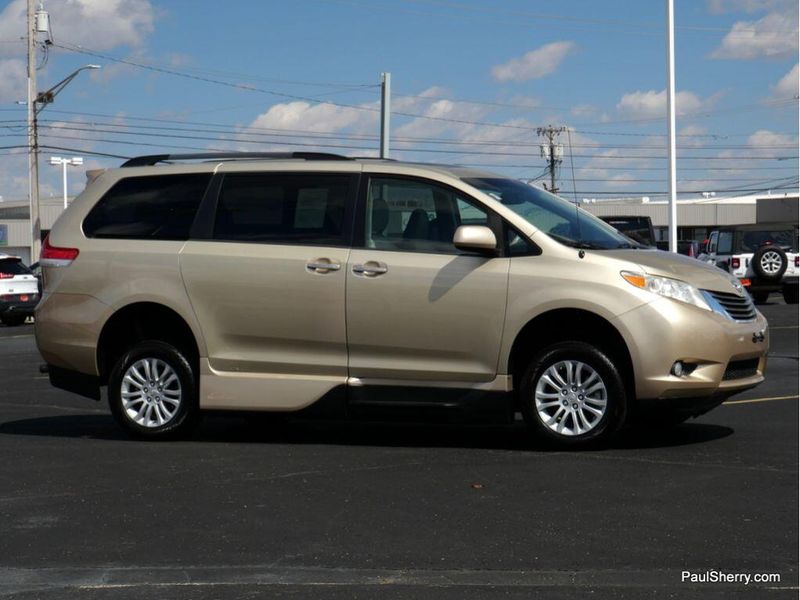 2014 Toyota Sienna XLEImage 19