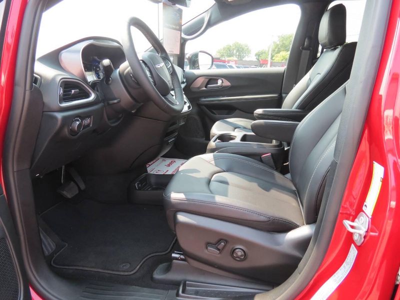 New 2026 Chrysler Voyager LxImage 10
