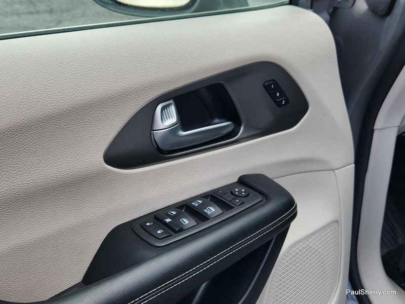 Used 2022 Chrysler Pacifica Touring L