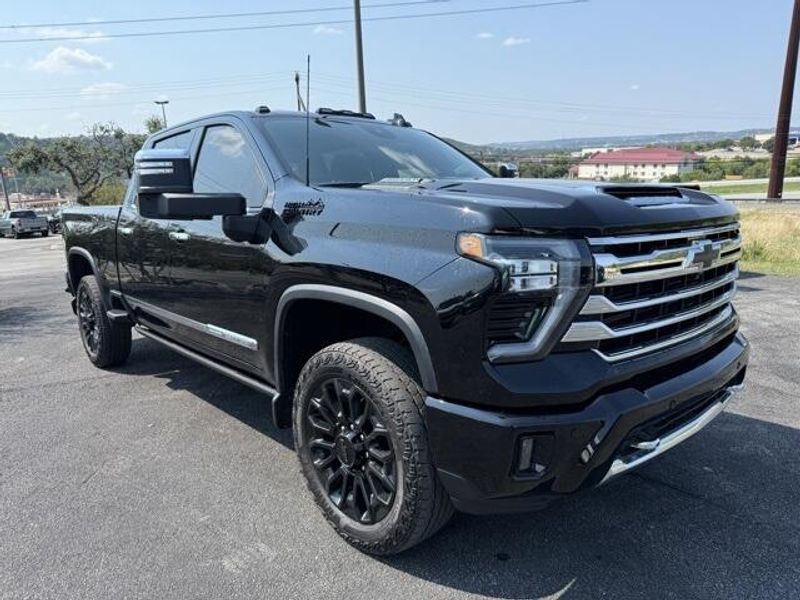 2024 Chevrolet Silverado 2500HD High Country photo 3